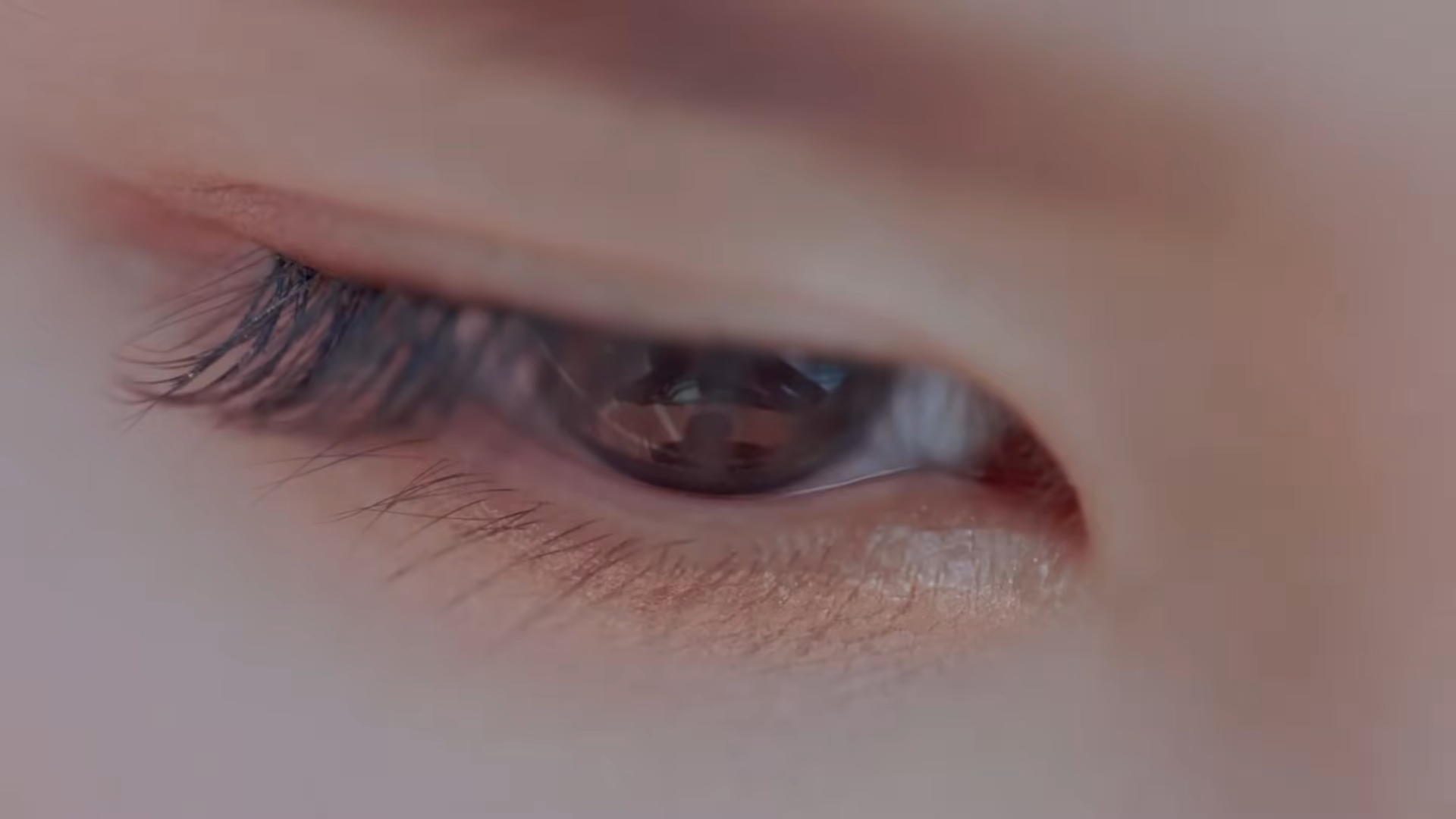 Heejin's eye.